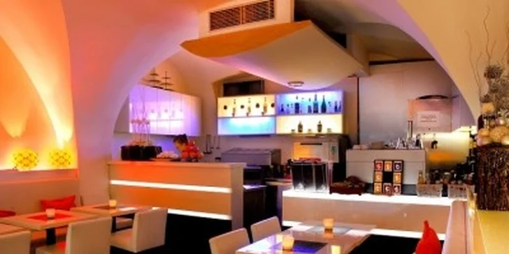 119 Kč za DVĚ kávy a DVA domácí sacher dorty. Sladká odměna v příjemné kavárně Bílý Koníček na Staroměstském náměstí.