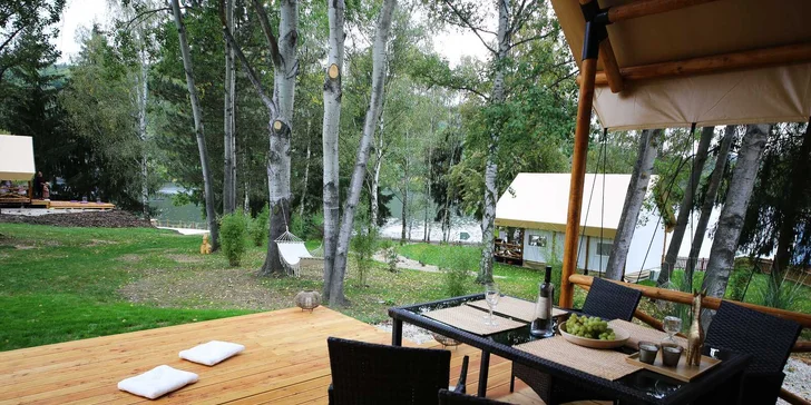 Glamping aneb luxusní stanování u Slapské přehrady: stany pro 4–6 osob,jarní i letní termíny