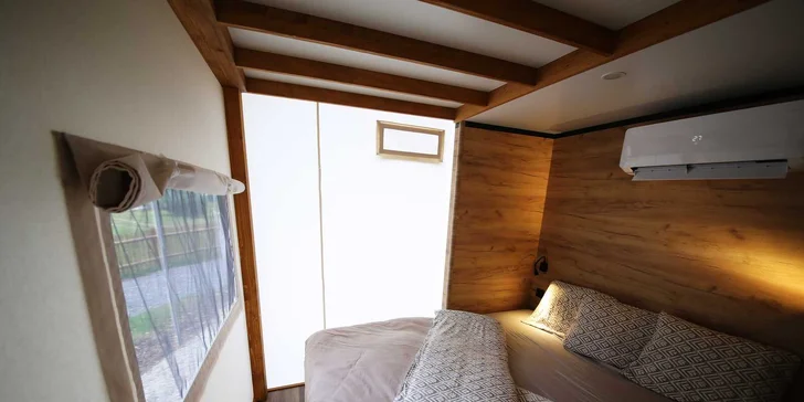 Glamping aneb luxusní stanování u Slapské přehrady: stany pro 4–6 osob,jarní i letní termíny