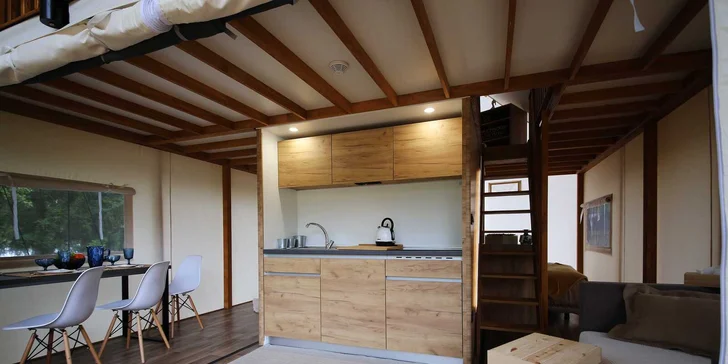 Glamping aneb luxusní stanování u Slapské přehrady: stany pro 4–6 osob,jarní i letní termíny