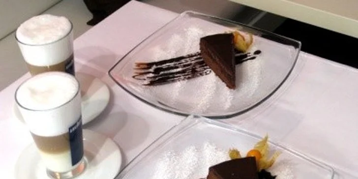 119 Kč za DVĚ kávy a DVA domácí sacher dorty. Sladká odměna v příjemné kavárně Bílý Koníček na Staroměstském náměstí.