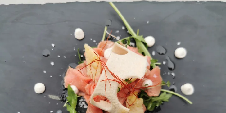 5chodové menu pro 2 gurmány: carpaccio, hovězí brisket nebo grilovaná chobotnice i parfait
