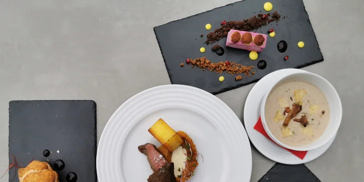 5chodové menu pro 2 gurmány: carpaccio, hovězí brisket nebo grilovaná chobotnice i parfait
