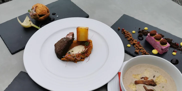 5chodové menu pro 2 gurmány: carpaccio, hovězí brisket nebo grilovaná chobotnice i parfait