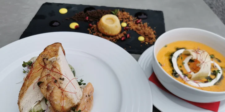 Tříchodové menu pro dva: houbový či mrkvový krém, kuřecí nebo krkovice a fondant
