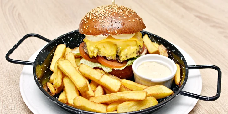 Burger z českého skotu, hranolky, majonéza i pivo Budvar pro 1–2 osoby