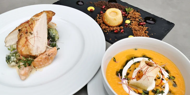 Tříchodové menu pro dva: houbový či mrkvový krém, kuřecí nebo krkovice a fondant