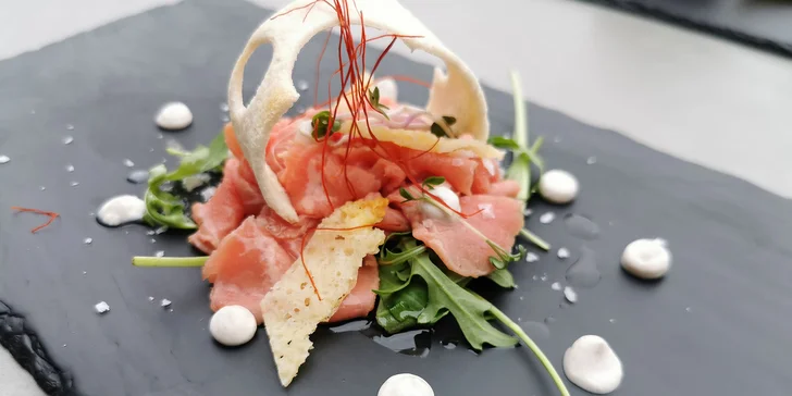 5chodové menu pro 2 gurmány: carpaccio, hovězí brisket nebo grilovaná chobotnice i parfait