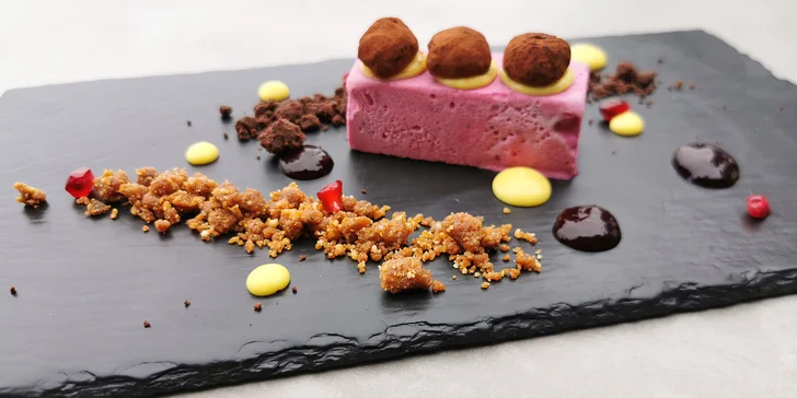 5chodové menu pro 2 gurmány: carpaccio, hovězí brisket nebo grilovaná chobotnice i parfait