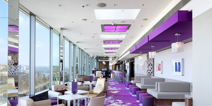 Date Night: 3chodové menu ve sky baru hotelu Hilton Prague s lahví vína a neomezenými nápoji