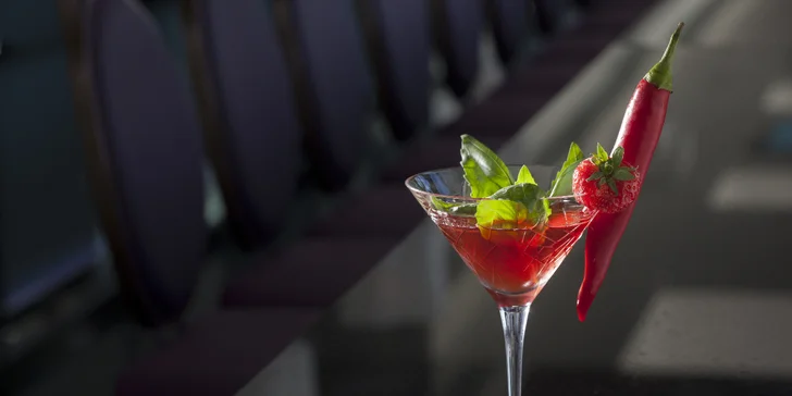 Date Night: 3chodové menu ve sky baru hotelu Hilton Prague s lahví vína a neomezenými nápoji