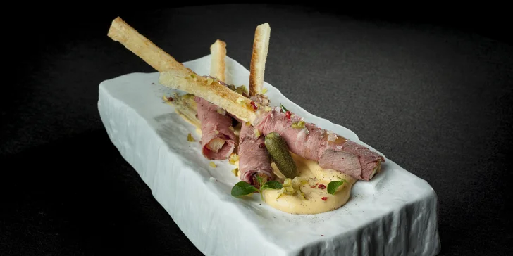 Date Night: 3chodové menu ve sky baru hotelu Hilton Prague s lahví vína a neomezenými nápoji