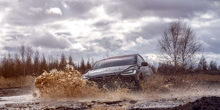Hodina jedinečného off-road ježdění s upravenou Teslou Model X