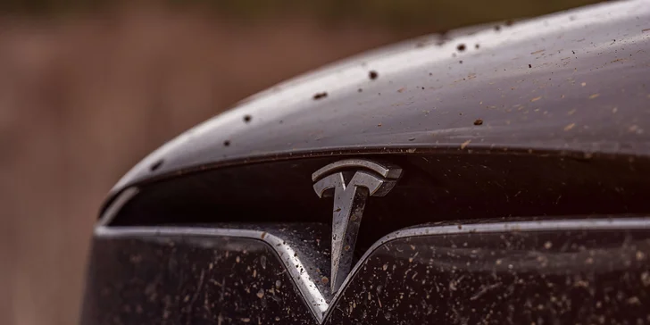 Hodina jedinečného off-road ježdění s upravenou Teslou Model X