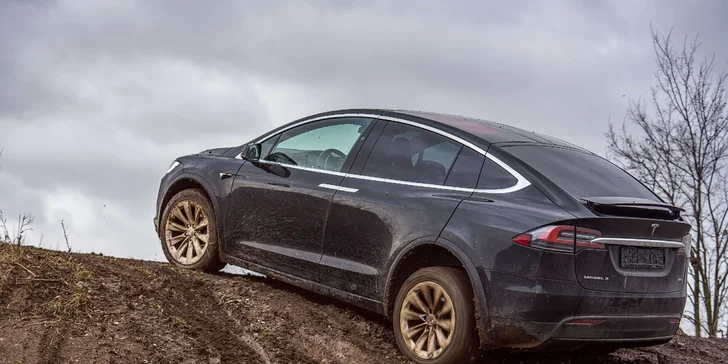 Hodina jedinečného off-road ježdění s upravenou Teslou Model X