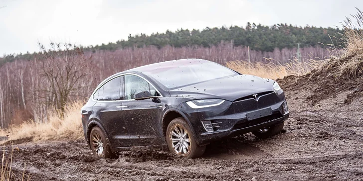 Hodina jedinečného off-road ježdění s upravenou Teslou Model X