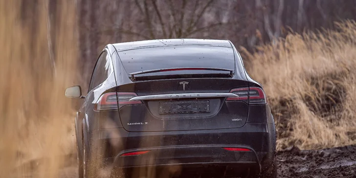 Hodina jedinečného off-road ježdění s upravenou Teslou Model X