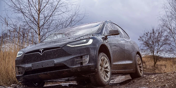 Hodina jedinečného off-road ježdění s upravenou Teslou Model X
