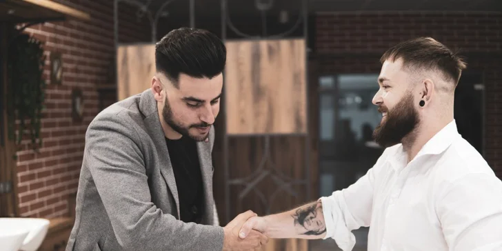 Barber péče pro pány: střih, úprava vousů i dárková kazeta kosmetiky