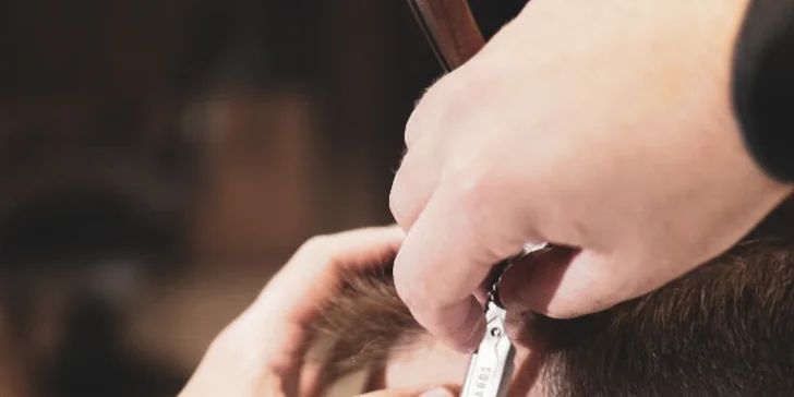 Barber péče pro pány: střih, úprava vousů i dárková kazeta kosmetiky