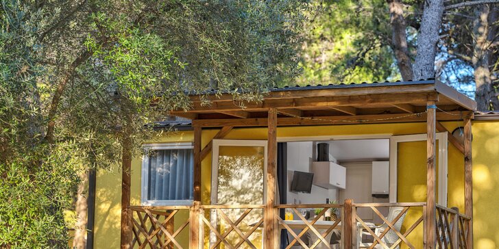 Rodinná dovolená v mobilním domku na Istrii: vybavený kemp s oblázkovou pláží
