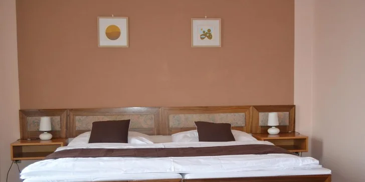 Polopenze s lahví vína a wellness jako pro pány v podhradí Zvíkova: jedna noc i týden v páru či s rodinou