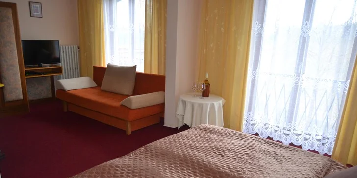 Polopenze s lahví vína a wellness jako pro pány v podhradí Zvíkova: jedna noc i týden v páru či s rodinou