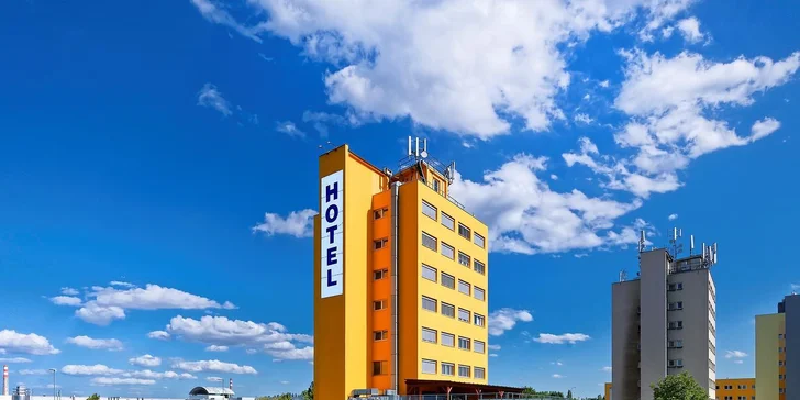 Designový hotel na okraji Prahy: 1–7 nocí v pokoji Deluxe, snídaně a vyhřívaný bazén i vířivka