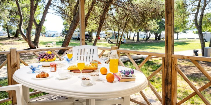Rodinná dovolená v mobilním domku na Istrii: vybavený kemp s oblázkovou pláží
