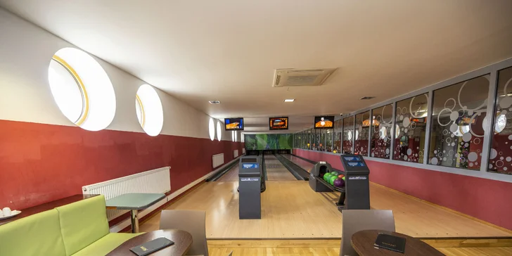 S partou či rodinou na bowling: 110 minut hry až pro 8 osob a kilo řízečků