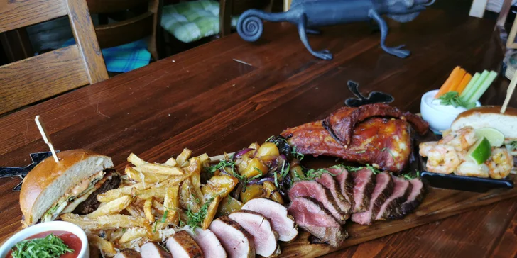 Masové prkno v irské restauraci: křídla, žebra, hovězí steak, burger i krevety