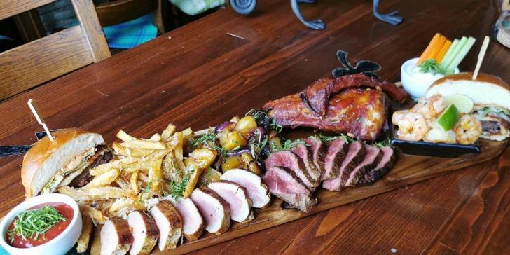 Masové prkno v irské restauraci: křídla, žebra, hovězí steak, burger i krevety