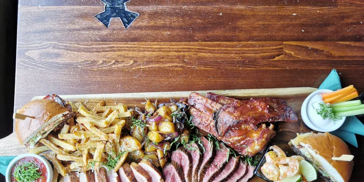 Masové prkno v irské restauraci: křídla, žebra, hovězí steak, burger i krevety