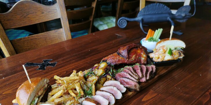 Masové prkno v irské restauraci: křídla, žebra, hovězí steak, burger i krevety