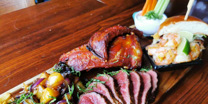 Masové prkno v irské restauraci: křídla, žebra, hovězí steak, burger i krevety