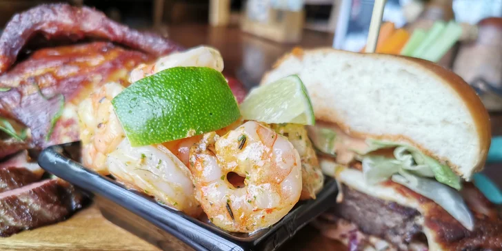 Masové prkno v irské restauraci: křídla, žebra, hovězí steak, burger i krevety