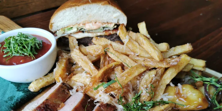 Masové prkno v irské restauraci: křídla, žebra, hovězí steak, burger i krevety