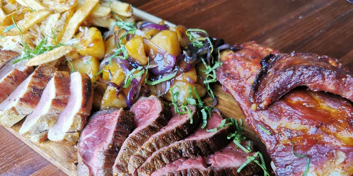 Masové prkno v irské restauraci: křídla, žebra, hovězí steak, burger i krevety