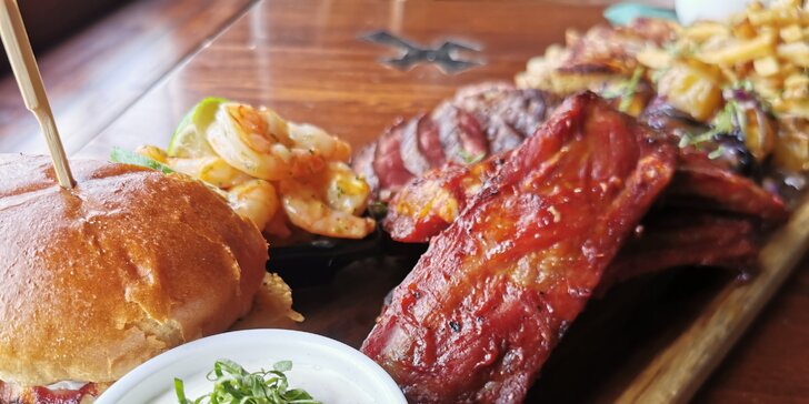 Masové prkno v irské restauraci: křídla, žebra, hovězí steak, burger i krevety