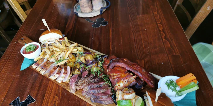 Masové prkno v irské restauraci: křídla, žebra, hovězí steak, burger i krevety