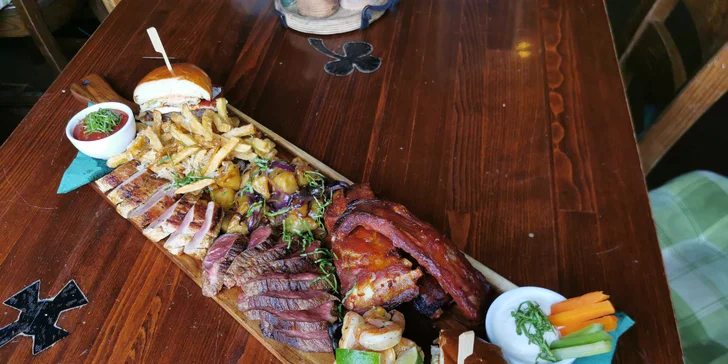 Masové prkno v irské restauraci: křídla, žebra, hovězí steak, burger i krevety