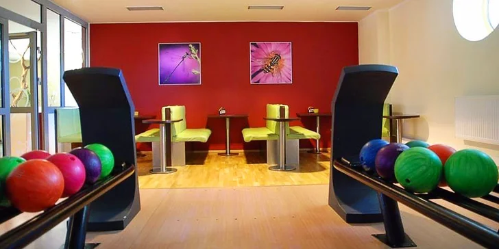 110 min. bowlingu a 1 nebo 2 kg gyros tortill s přílohami pro 4–8 osob