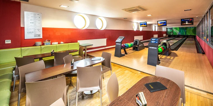 110 min. bowlingu a 1 nebo 2 kg gyros tortill s přílohami pro 4–8 osob