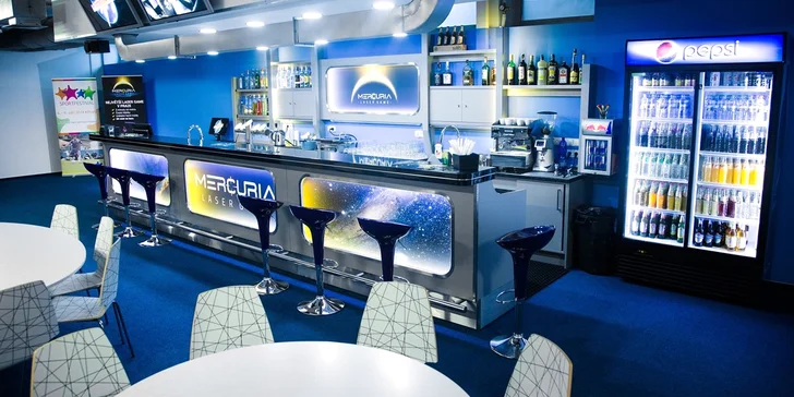 Hra laser game, jízda na simulátoru virtuální reality a pizza i nápoj