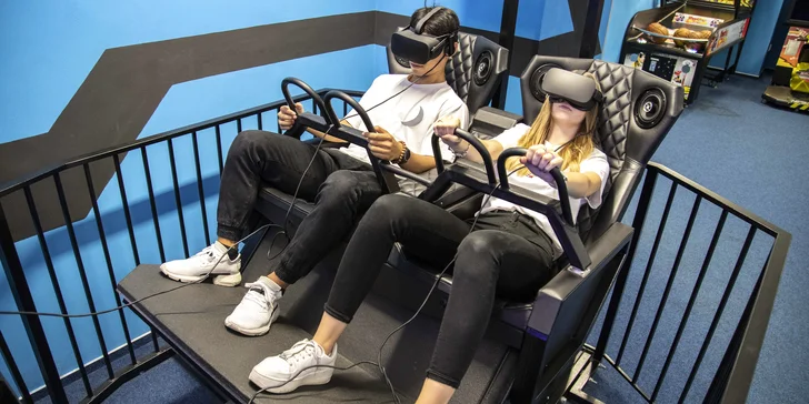 Hra laser game, jízda na simulátoru virtuální reality a pizza i nápoj