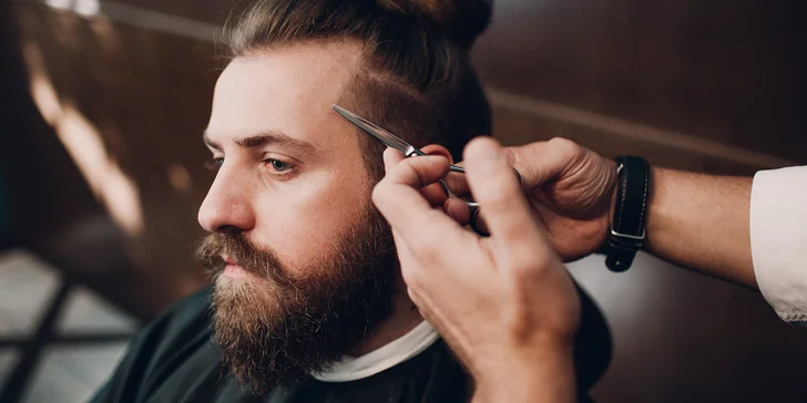 Barber péče pro pány: střih, úprava vousů i dárková kazeta kosmetiky