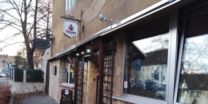 150 g hovězího tataráku, zlatavé topinky a dvě velká piva Pilsner Urquell
