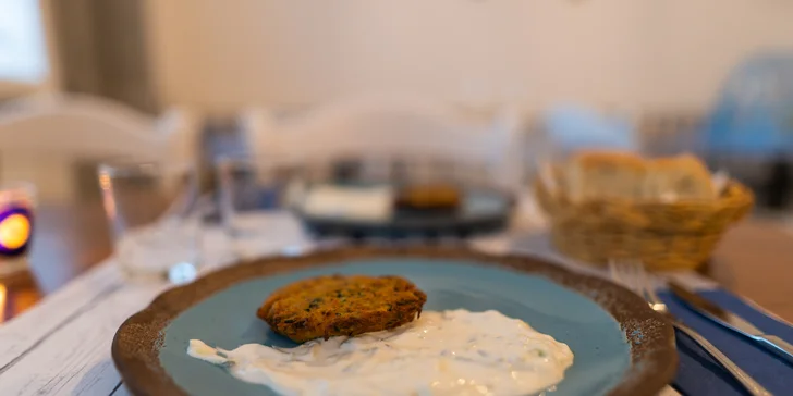 Řecké menu pro dva: souvlaki, karbanátky, filé z pražmy i dezert kataifi s vanilkovou zmrzlinou