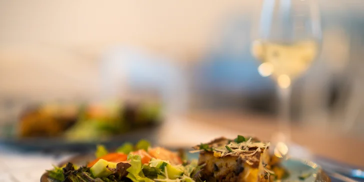 Řecké menu pro dva: souvlaki, karbanátky, filé z pražmy i dezert kataifi s vanilkovou zmrzlinou
