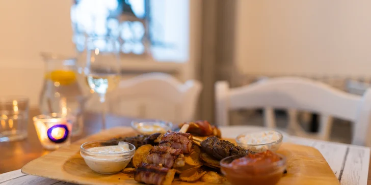 Řecké menu pro dva: souvlaki, karbanátky, filé z pražmy i dezert kataifi s vanilkovou zmrzlinou